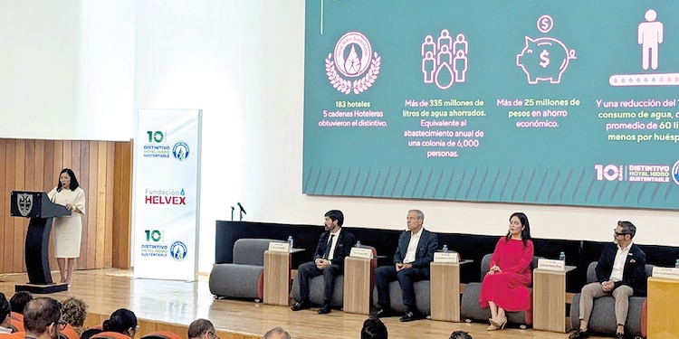 ALMA MENESES, gerente de Fundación Helvex, presenta resultados del distintivo.
