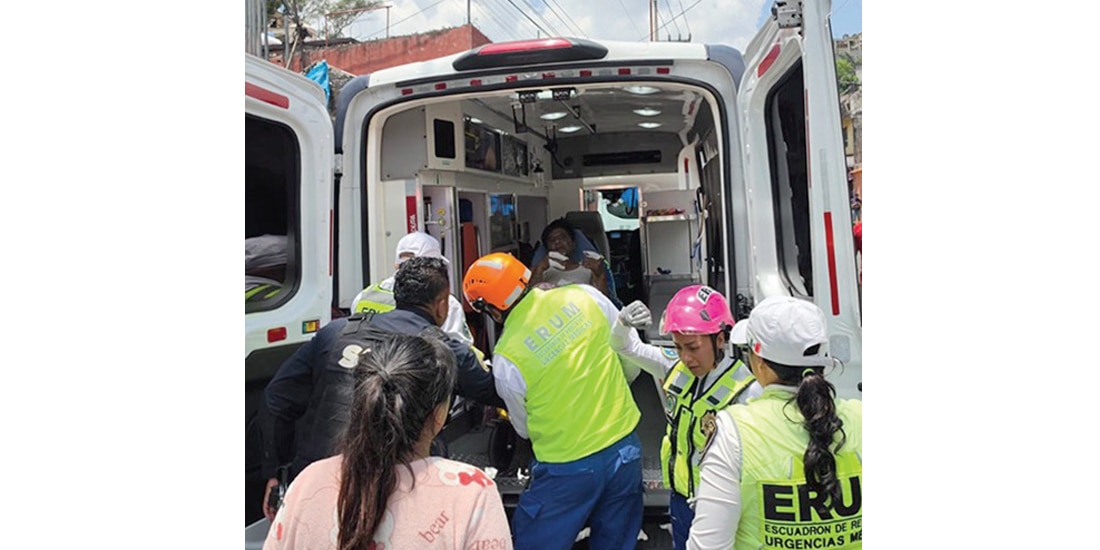 PERSONAL DEL ERUM durante la atención
a una persona afectada, ayer.