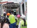 PERSONAL DEL ERUM durante la atención
a una persona afectada, ayer.