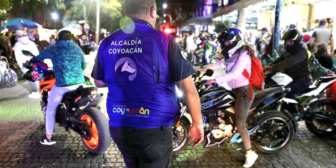 Operativo vial en el centro de Coyoacán para retirar motocicletas que obstruían pasos peatonales y rampas para personas con discapacidad.