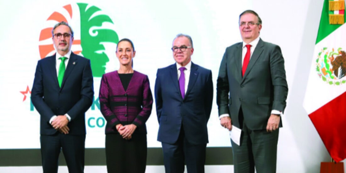 De izq. a der.: Oriol Bonaclocha, CEO de Heineken; la Presidenta Claudia Sheinbaum; Héctor Ibarzábal, consejero de la AMPIP, y Marcelo Ebrard, secretario de Economía, ayer.