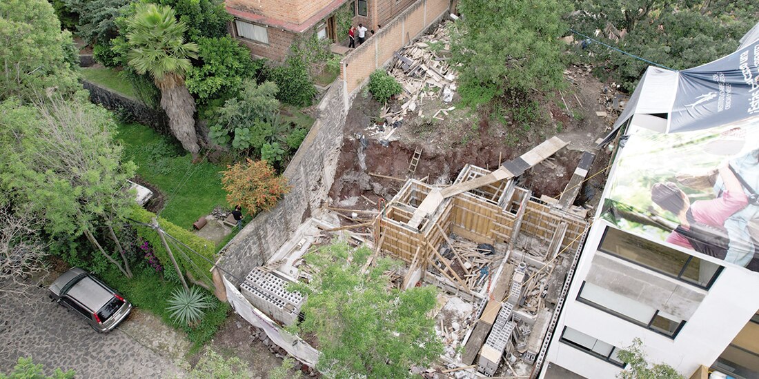 Lucía Guerrero observa desde su vivienda la obra vecina.