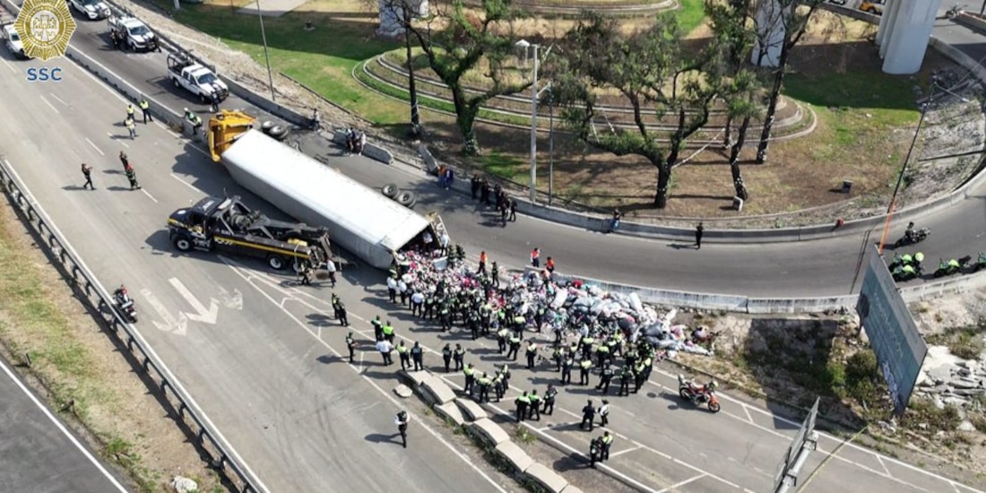 Vuelca tráiler en Puente de la Concordia