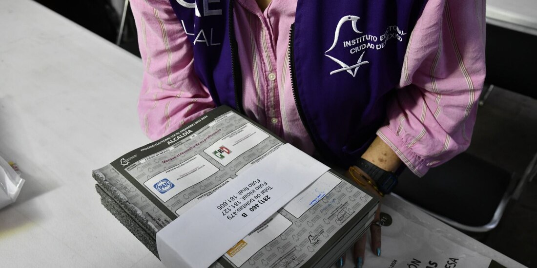 Miembros del IECM y representantes de partidos políticos verifican las boletas electorales.