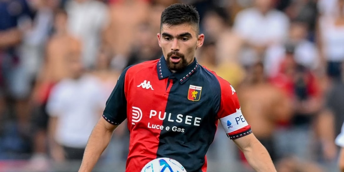 Johan Vásquez en un partido con el Genoa en la Serie A