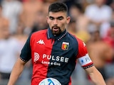 Johan Vásquez en un partido con el Genoa en la Serie A