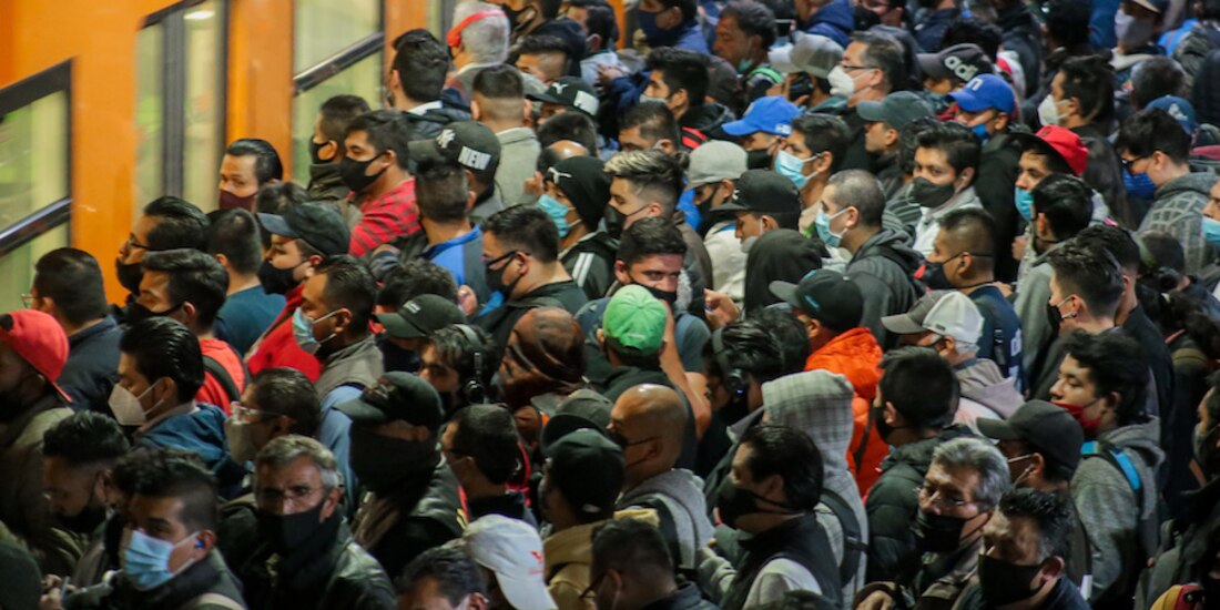 Usuarios del Metro en la estación Pantitlán, ayer.