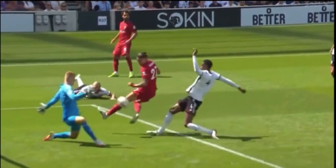 Darwin Núñez, al momento de su remate en el Liverpool vs Fulham, de la Premier League.