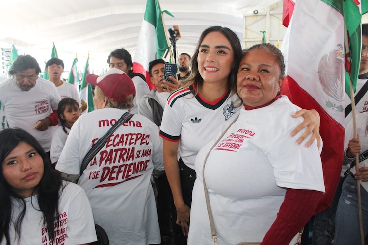 Diputada Zaira Cedillo junto habitantes de Ecatepec.