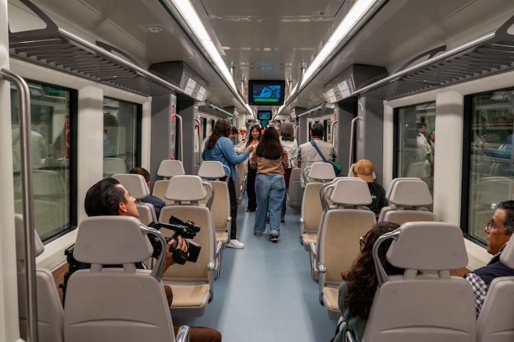 Así luce el interior de un convoy del Tren Buenavista - AIFA.