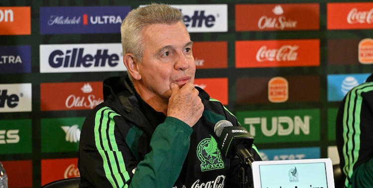 Javier Aguirre en conferencia de prensa.