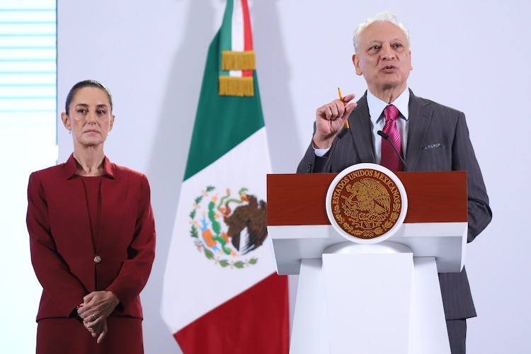 La Presidenta Claudia Sheinbaum y el director general de Pemex, Víctor Rodríguez.