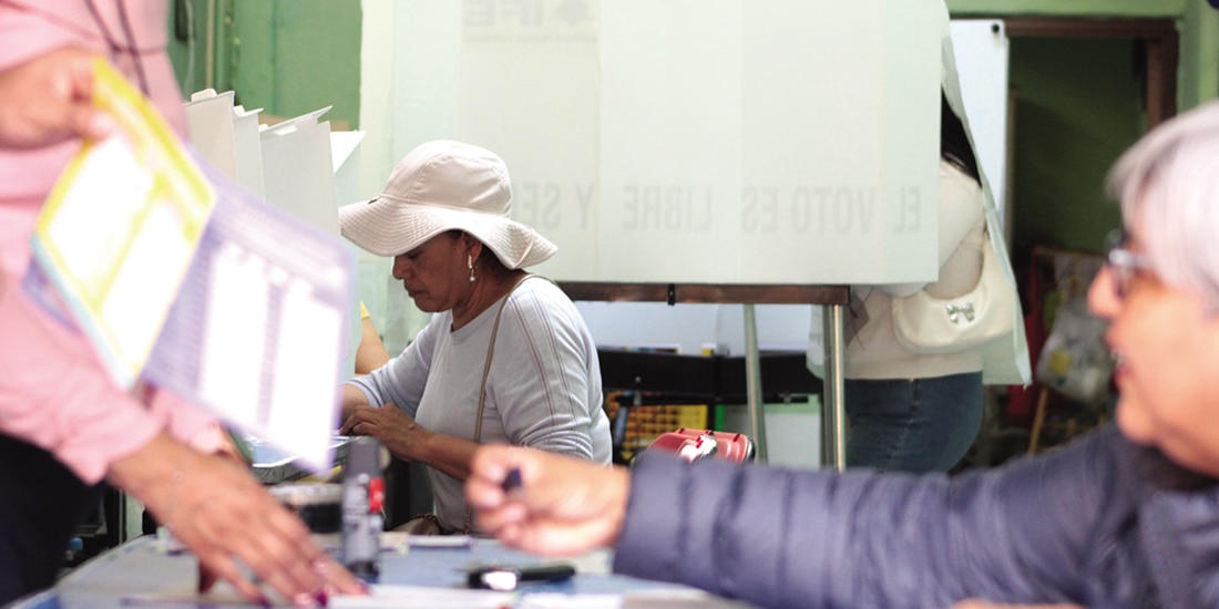 Funcionarios de casilla y votante, en los comicios del 1 de junio de 2025.