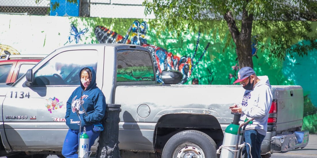 Alcaldía Iztapalapa, ciudadanos esperan para rellenar tanques de oxígeno.