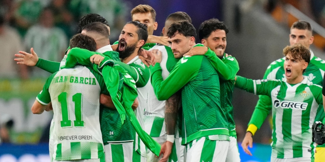 Jugadores del Real Betis celebran la victoria.