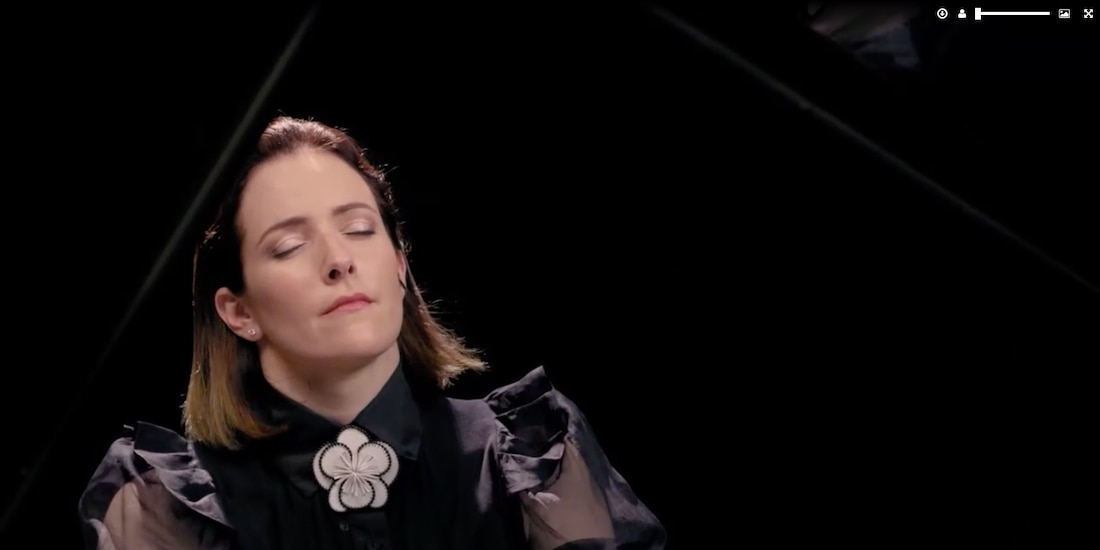 La batuta mexicana, Alondra de la Parra, toca el piano en la interpretación de "Danzón No. 2", de Arturo Márquez.