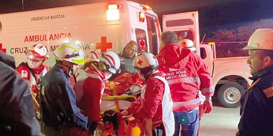 Elementos de Protección Civil del municipio de Zacatecas realizan maniobras para rescatar al trabajador accidentado, el lunes.