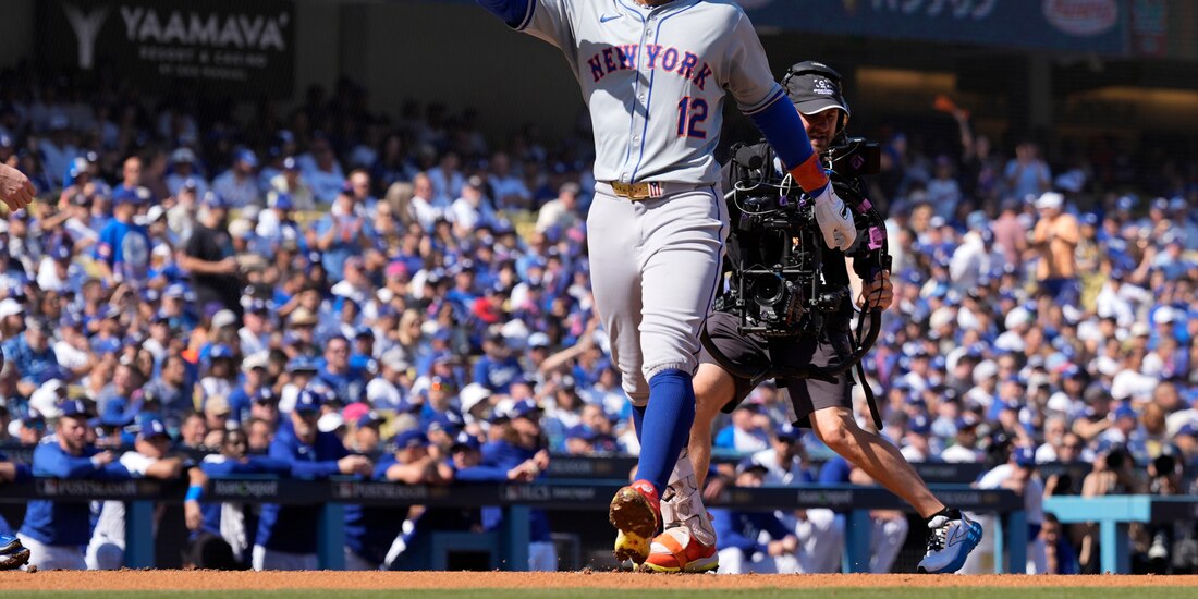 Francisco Lindor de los Mets de Nueva York después de batear un jonrón ante los Dodgers de Los Ángeles, en la Serie de Campeonato de la Liga Nacional de las Grandes Ligas