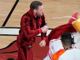 Conor McGregor golpea a Burnie en las finales de la NBA