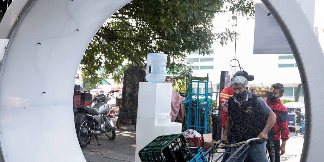 Autoridades colocaron filtros sanitarios en mercados para reducir la propagación del virus.