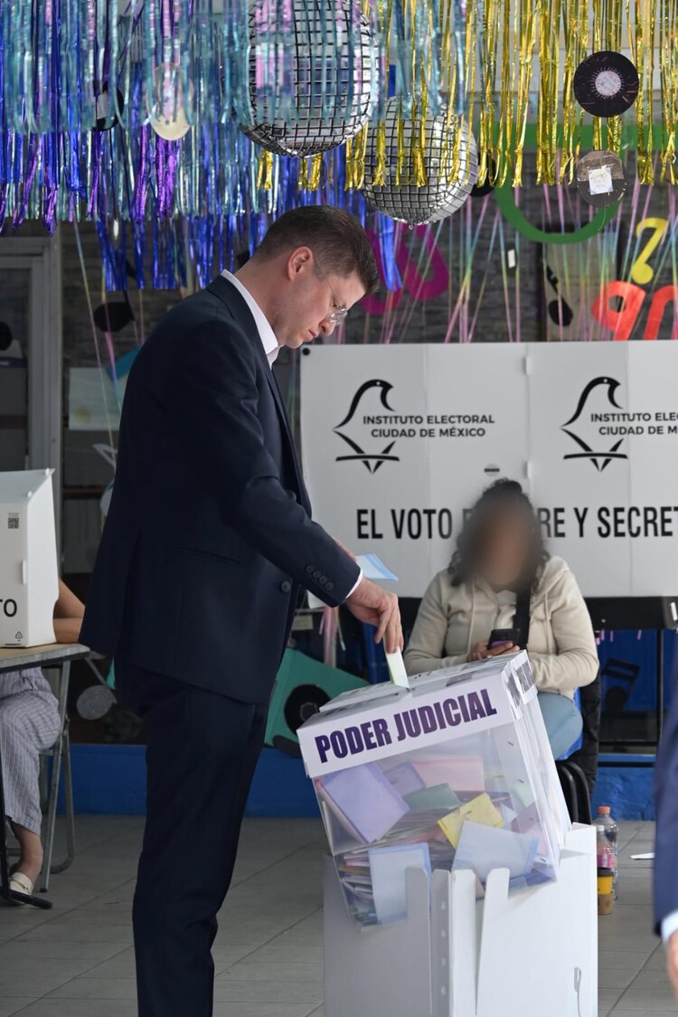 Pablo Vázquez Camacho, secretario de Seguridad, acudió a votar.