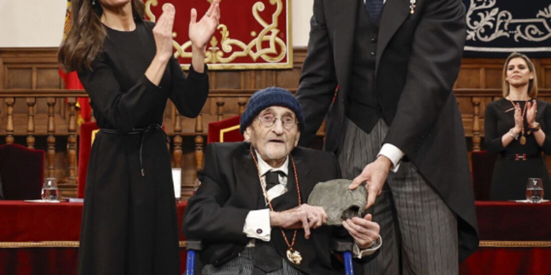 El escritor Álvaro Pombo (centro), al recibir ayer el Premio Cervantes.