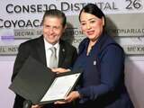 Recibe Giovani Gutiérrez constancia de mayoría como ganador de las elecciones en Coyoacán.
