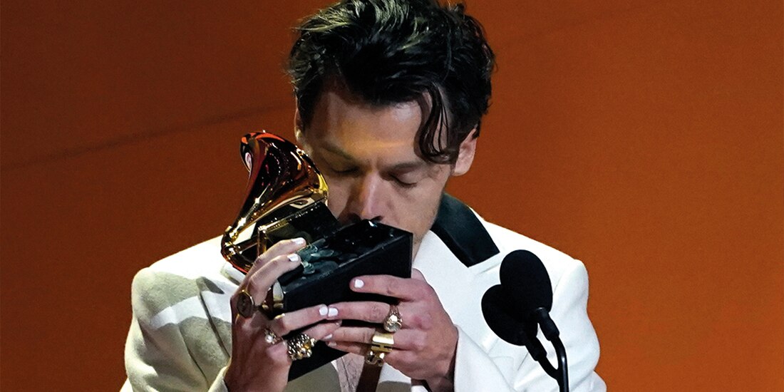 Harry Styles, al ganar el máximo reconocimiento en los premios Grammy.