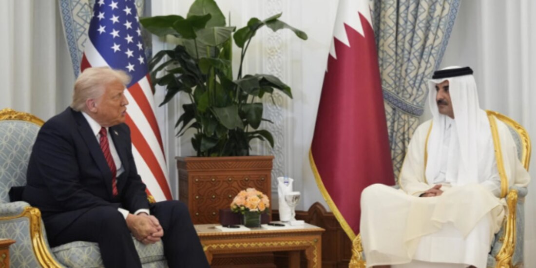 El presidente Donald Trump y el emir de Qatar, el jeque Tamim bin Hamad Al Thani, en el Amiri Diwan en Doha, ayer.