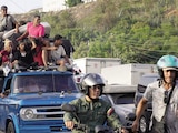 Residentes evacúan la zona afectada en La Guaira.