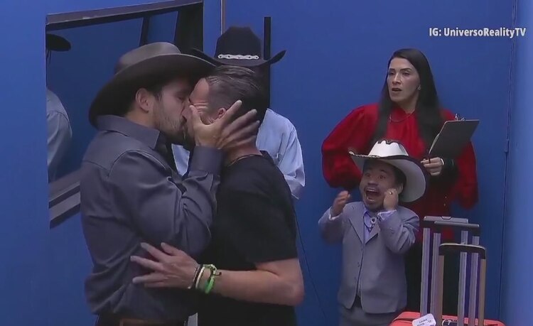 El beso de Shiky y Guana con Abelito de espectador