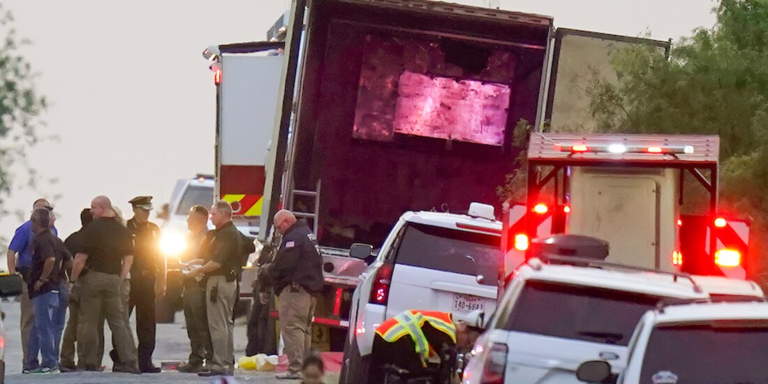 Policías de Texas revisan el tráiler con migrantes muertos en San Antonio, el pasado lunes.