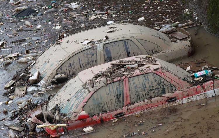 Vehículos fueron arrastrados a la presa Mixcoac por las intensas lluvias; trabajadores de PC remolcaron las unidades, ayer.