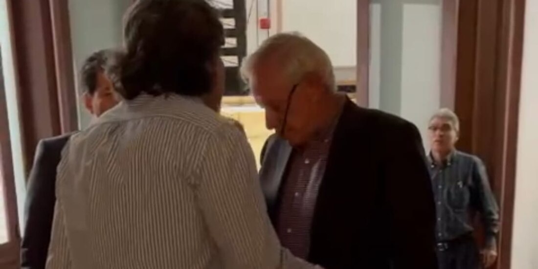 La discusión entre los legisladores —la cual fue grabada— tuvo lugar en los pasillos del recinto legislativo, a las afueras del salón Benito Galeana.