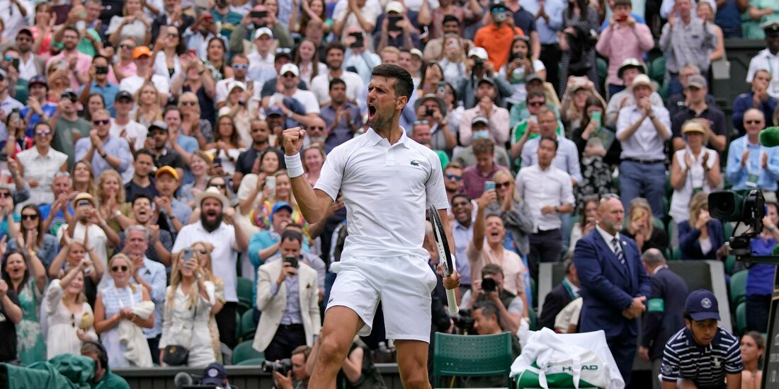 Novak Djokovic celebra tras vencer a Jannik Sinner en los cuartos de final de Wimbledon, el martes 5 de julio de 2022.