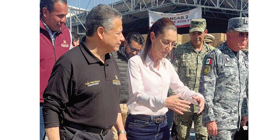 La Presidenta Claudia Sheinbaum con el gobernador de Hidalgo, Julio Menchaca en Pachuca, ayer.