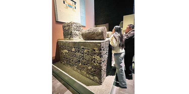 Una joven se recarga en la pieza