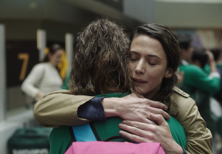 Fernanda Borches, de frente, dando vida a Irene.