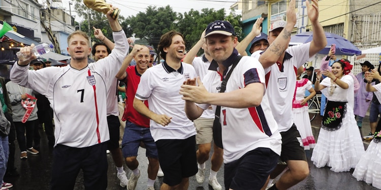 Los aficionados mexicanos y extranjeros compartieron en la capital la fiesta y la alegría del futbol; además, el personal de limpieza cuidó los espacios.