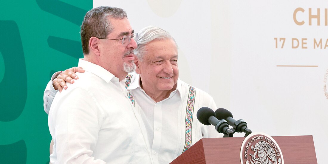 Andrés Manuel López Obrador y Bernardo Arévalo de León, ayer en conferencia.