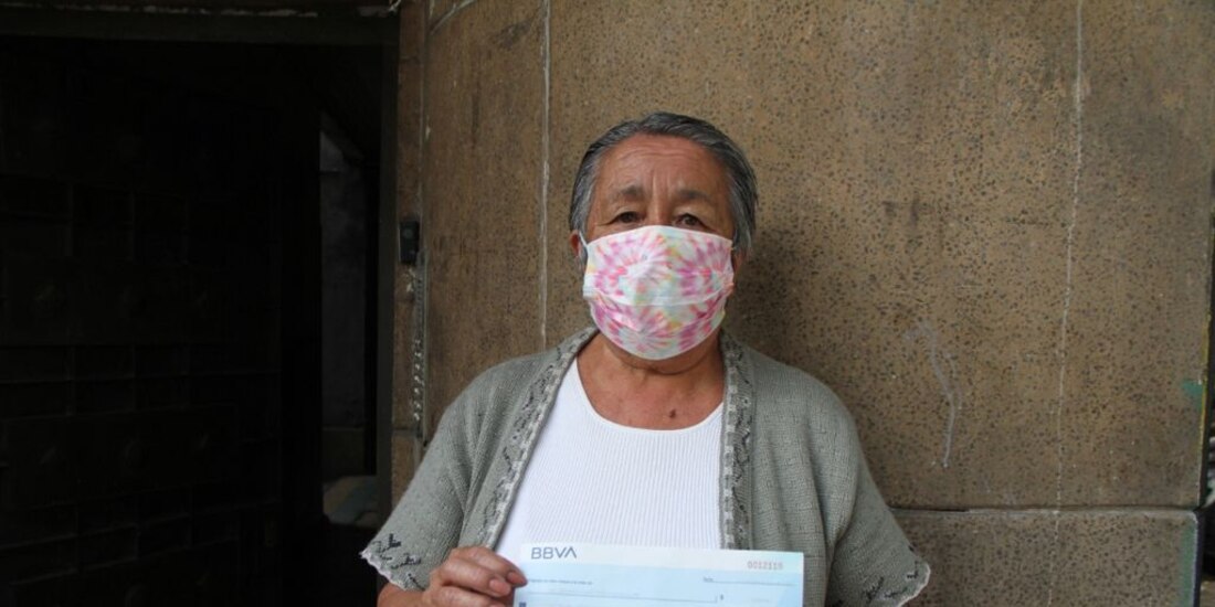 Una vecina de BJ muestra el apoyo brindado por la alcaldía.