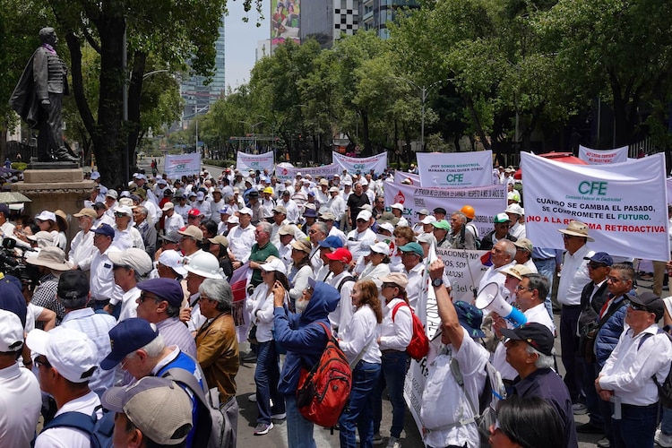 Jubilados de la Comisión Federal de Electricidad (CFE) y Petróleos Mexicanos (Pemex), se manifestaron encontra la Reforma que podría un límite a las denominadas "pensiones doradas"