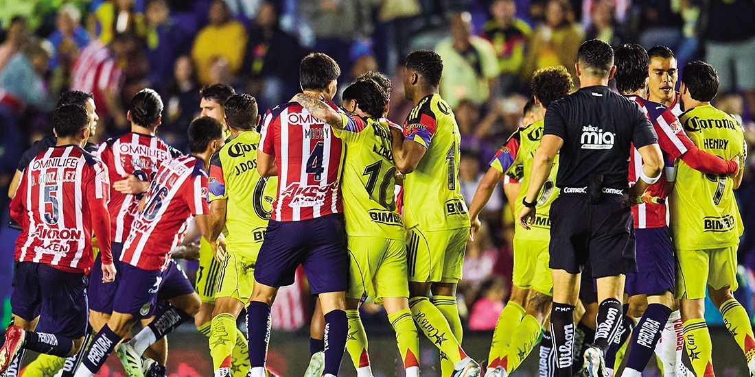 Jugadores de América y Chivas se pelean en el Clásico del AP25