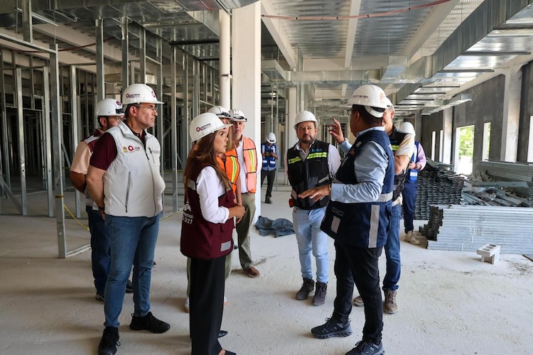 Autoridades estatales y federales recorren las áreas que albergarán los nuevos quirófanos y laboratorios.