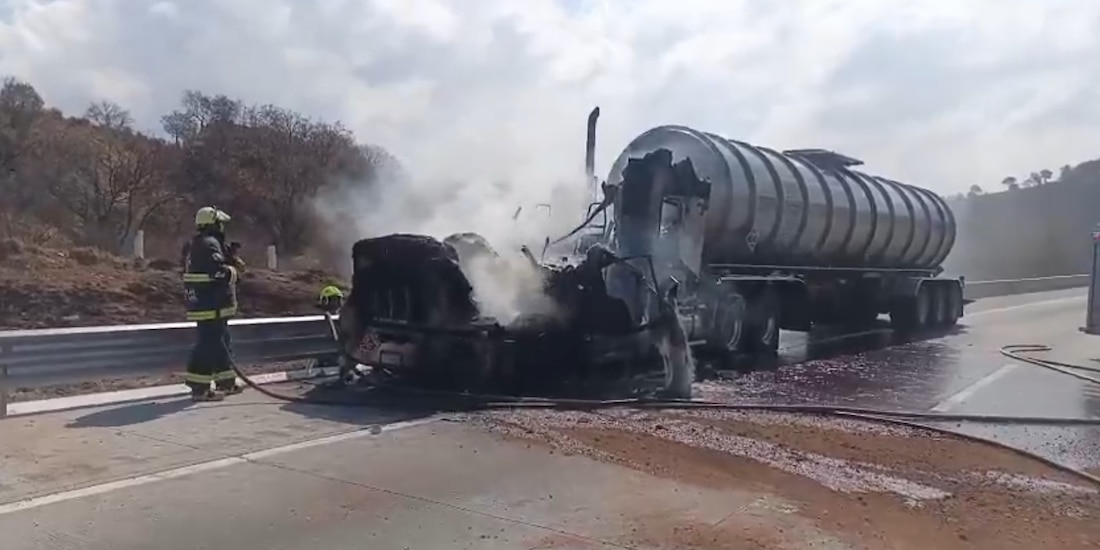 Vuelca pipa sobre la México - Puebla y provoca cierre de circulación.