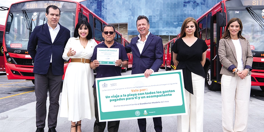 El mandatario Pablo Lemus Navarro
(2.o de der. a izq.), ayer