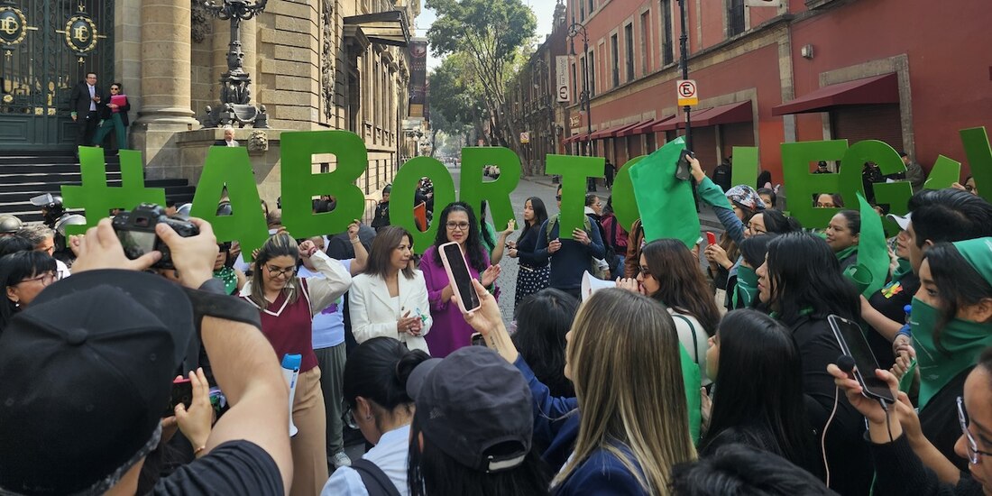 Feministas manifiestan su apoyo a la despenalización del aborto, ayer.