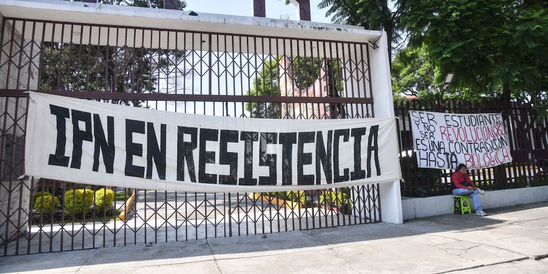 Una manta con la leyenda "IPN en resistencia" al exterior de un plantel.
