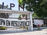 Una manta con la leyenda "IPN en resistencia" al exterior de un plantel.