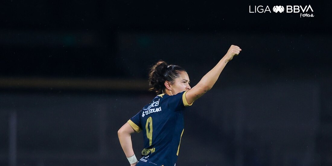 Desirée Monsiváis festeja un gol con Pumas en la Liga MX Femenil.